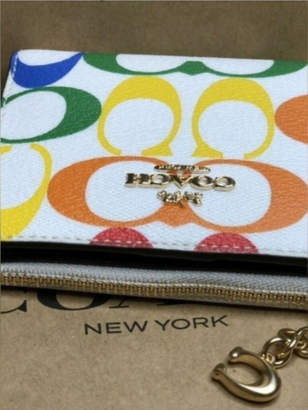 Coach Rainbow Signature Zip Wallet. RARE* AUTHENTIC* Soft Brown Interior. - Picture 3 of 11